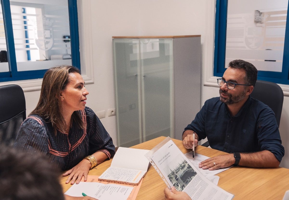 Maite Corujo junto a Echedey Eugenio en la reunión sobre el Servicio de Atención Psicológica a Menores