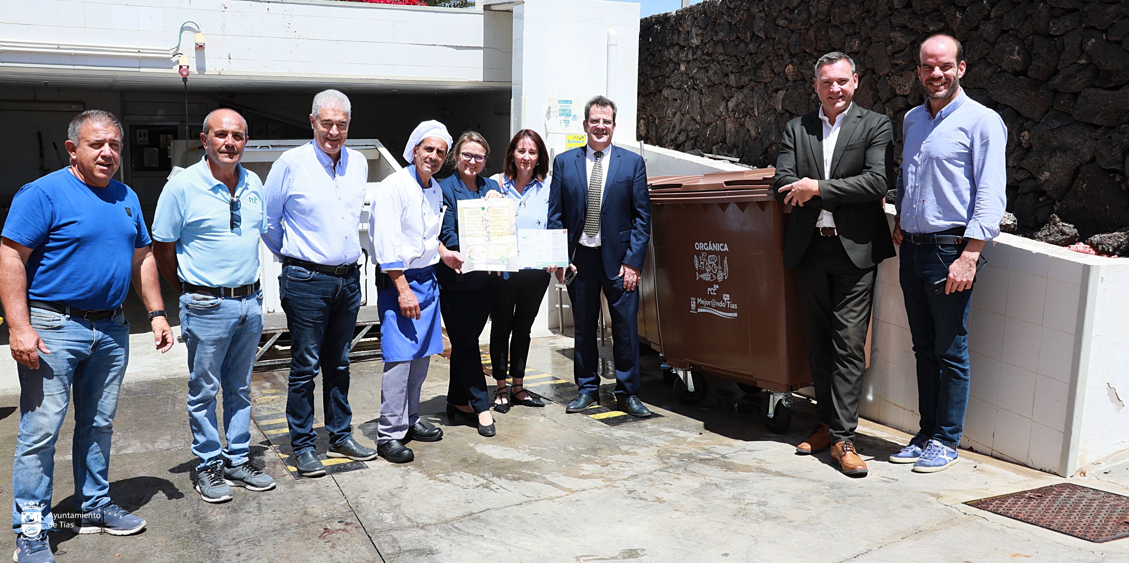 Responsables del Ayuntamiento de Tías junto a un contenedor orgánico