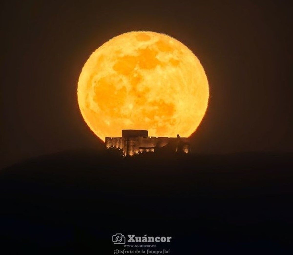 Fotografía de la luna llena sobre el Castillo de Guanapay (Foto: Juan José Cordero)