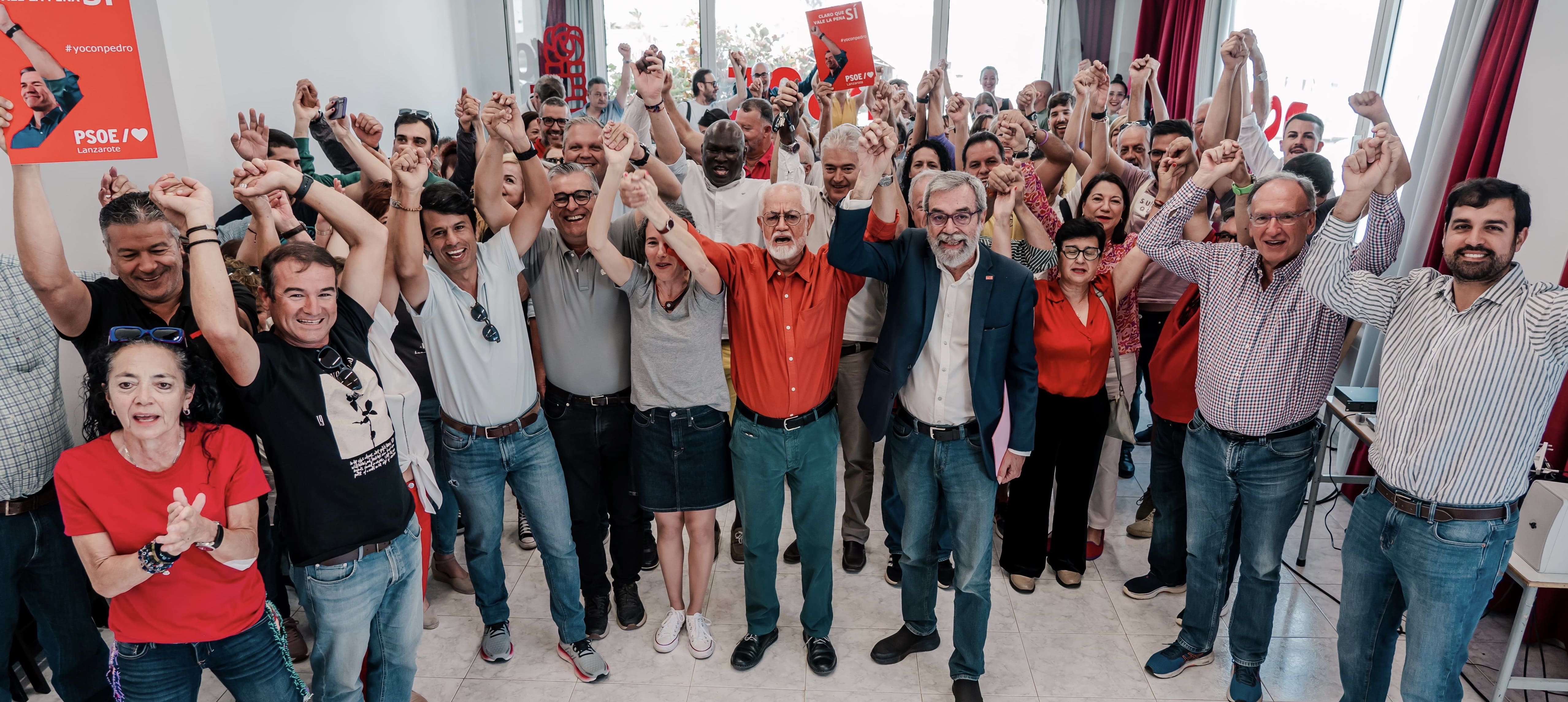 La militancia del PSOE de Lanzarote se concentra para mostar su apoyo a Pedro Sánchez