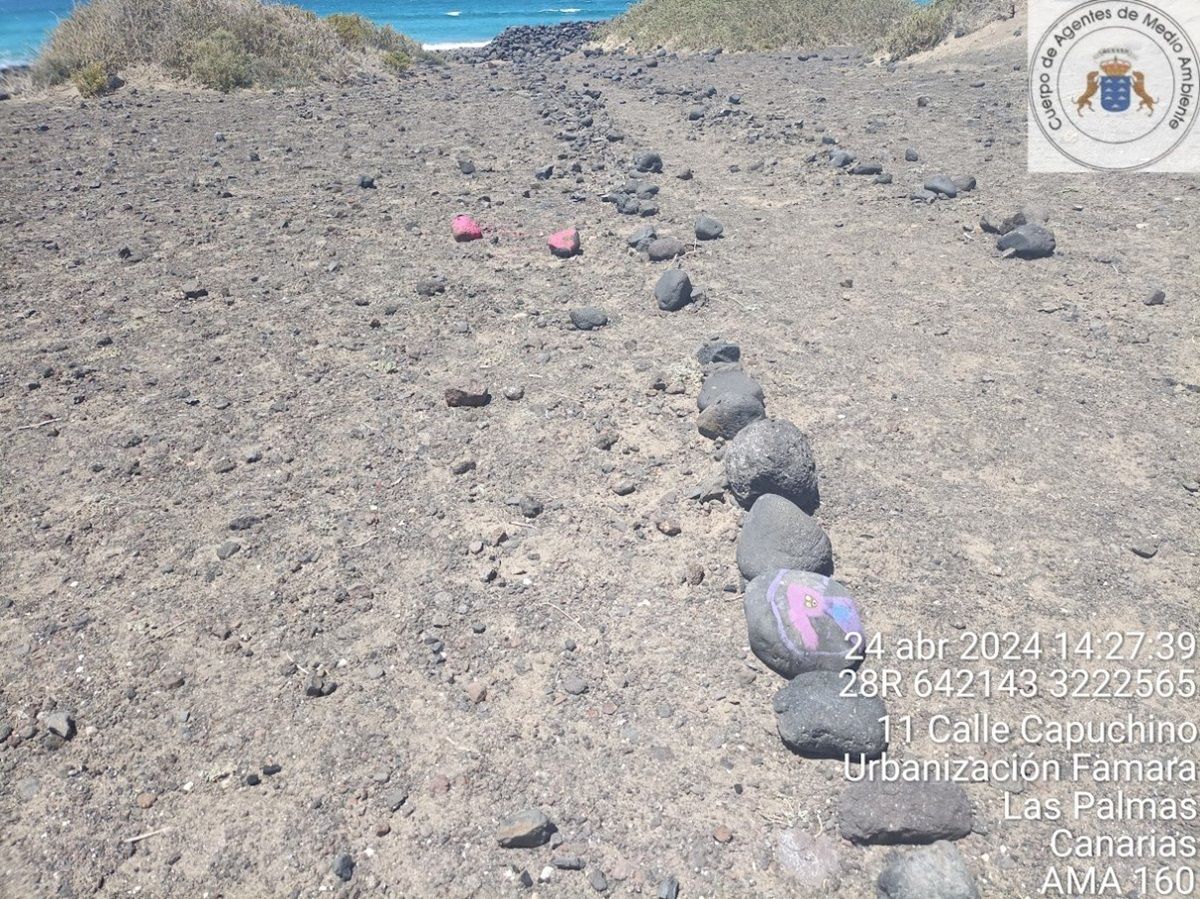 The graffiti on the stones in the Urbanization in Famara