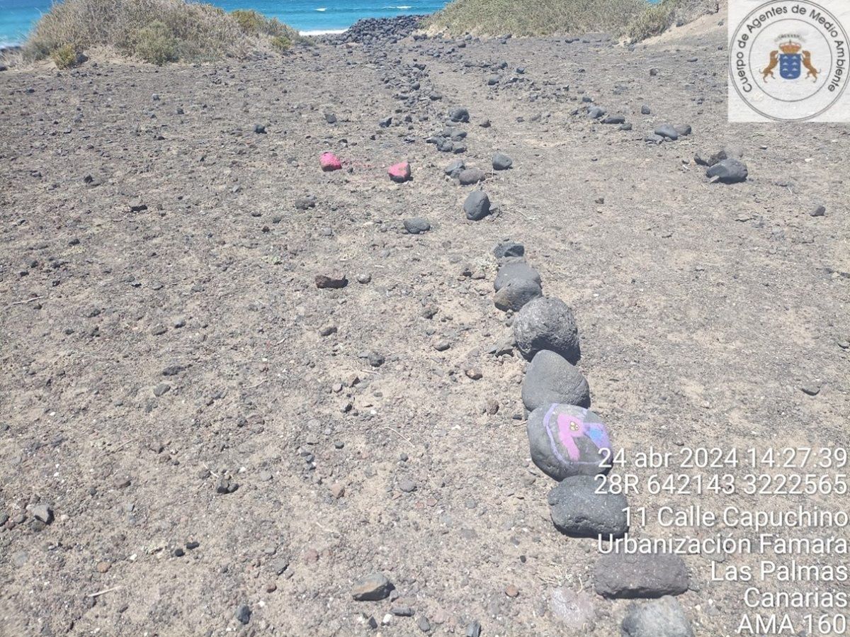 Las pintadas en las piedras en la Urbanización en Famara 