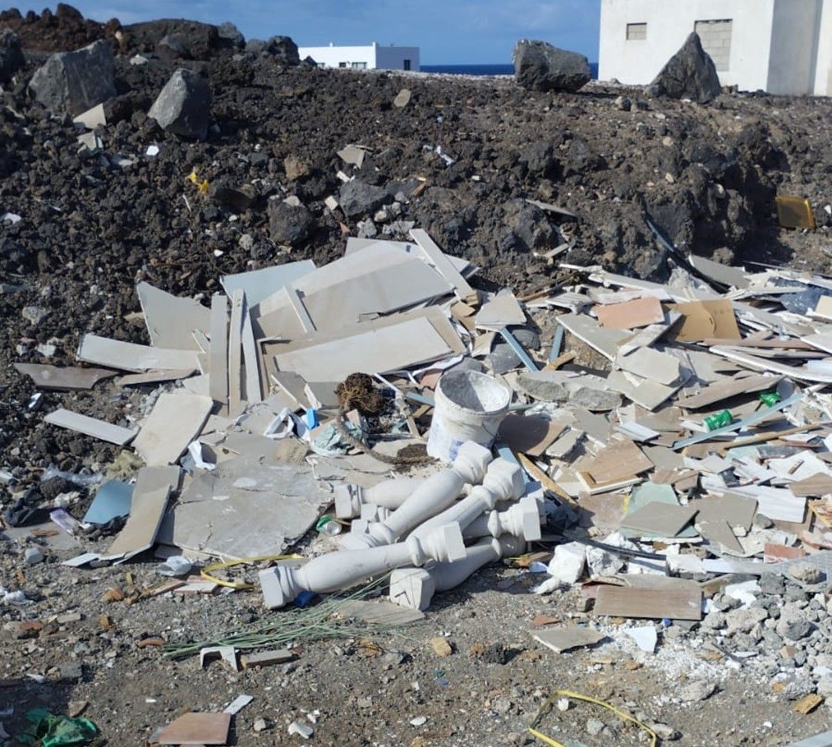 Los escombros tirados cerca de la lava volcánica en El Golfo