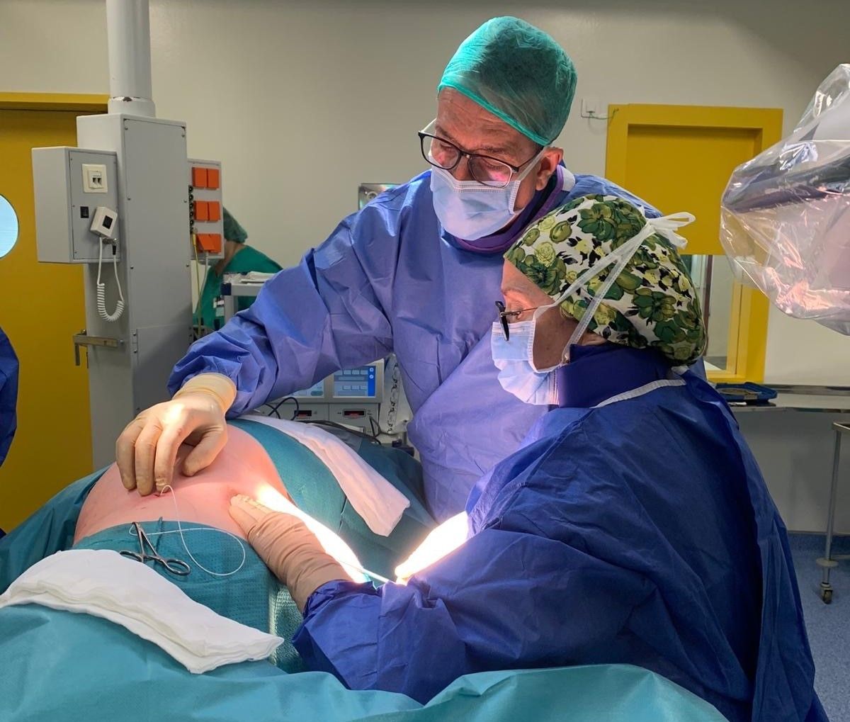 Momento de la colocación de la bomba en el Hospital Molina Orosa