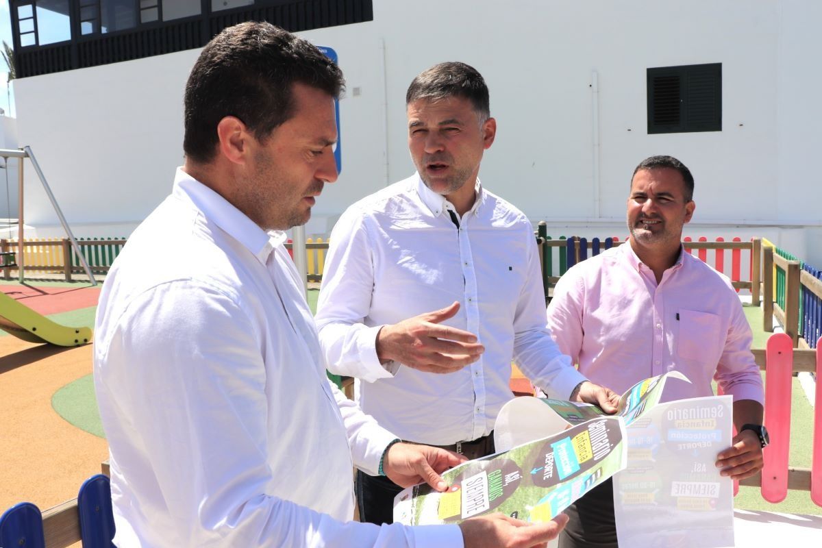 Gonzalo junto al alcalde de Yaiza, Óscar Noda