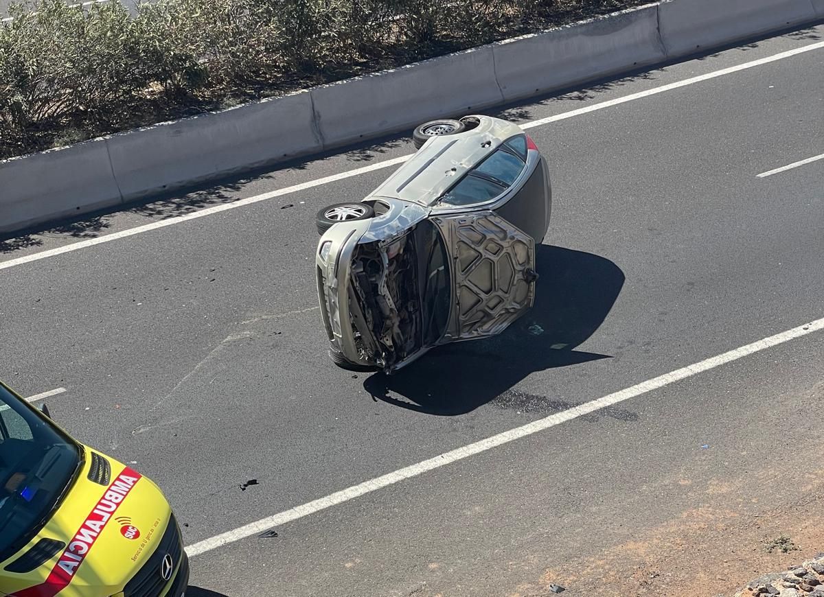 Vuelco de vehículo en la salida de Arrecife