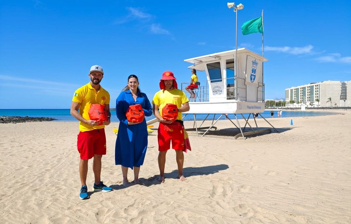 La concejala de Playas de Arrecife, Davinia Déniz, entrega a los socorristas los dispositivos de ‘OneUp’