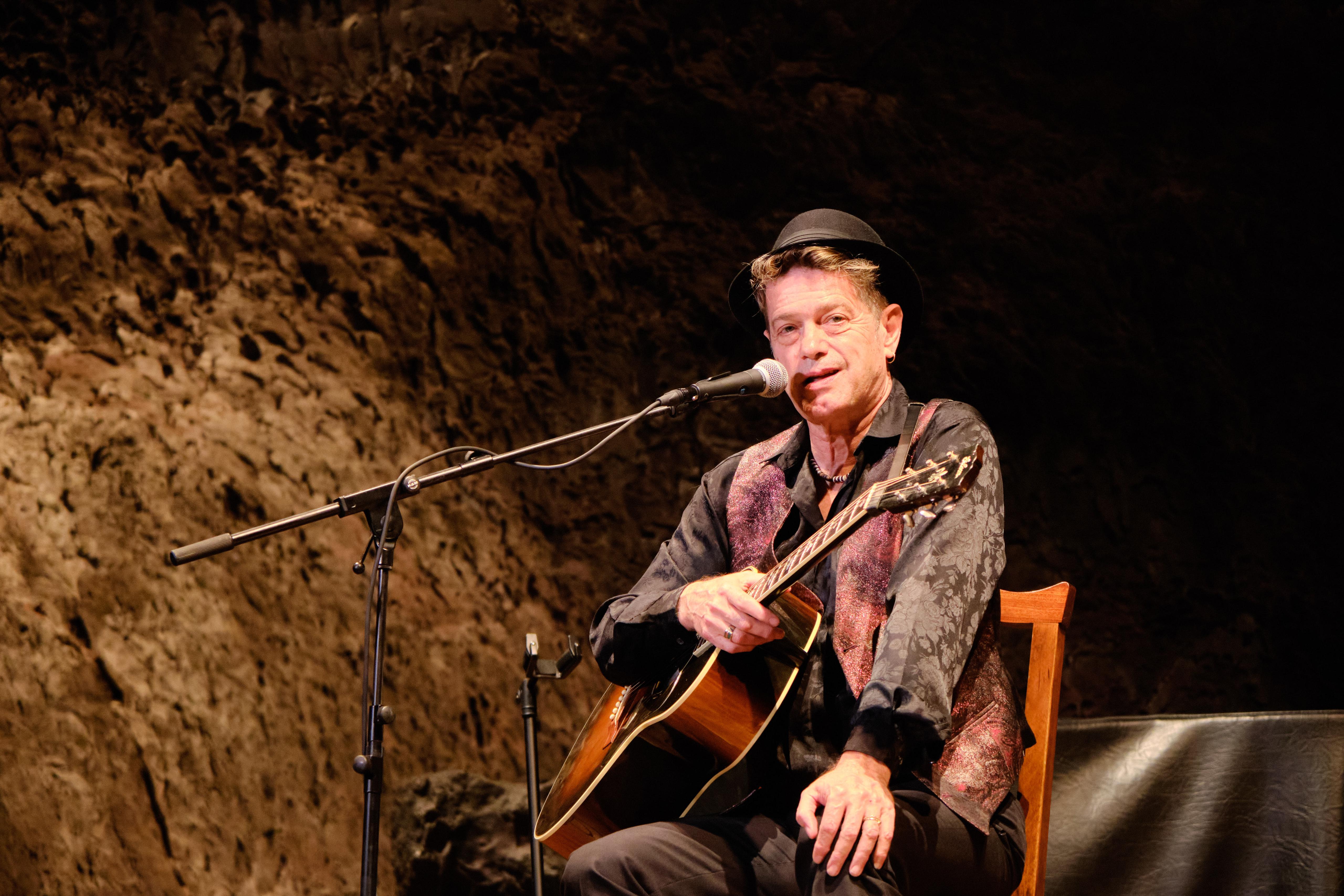 El artista Santiago Auserón pone en pie al público de la Cueva de los Verdes