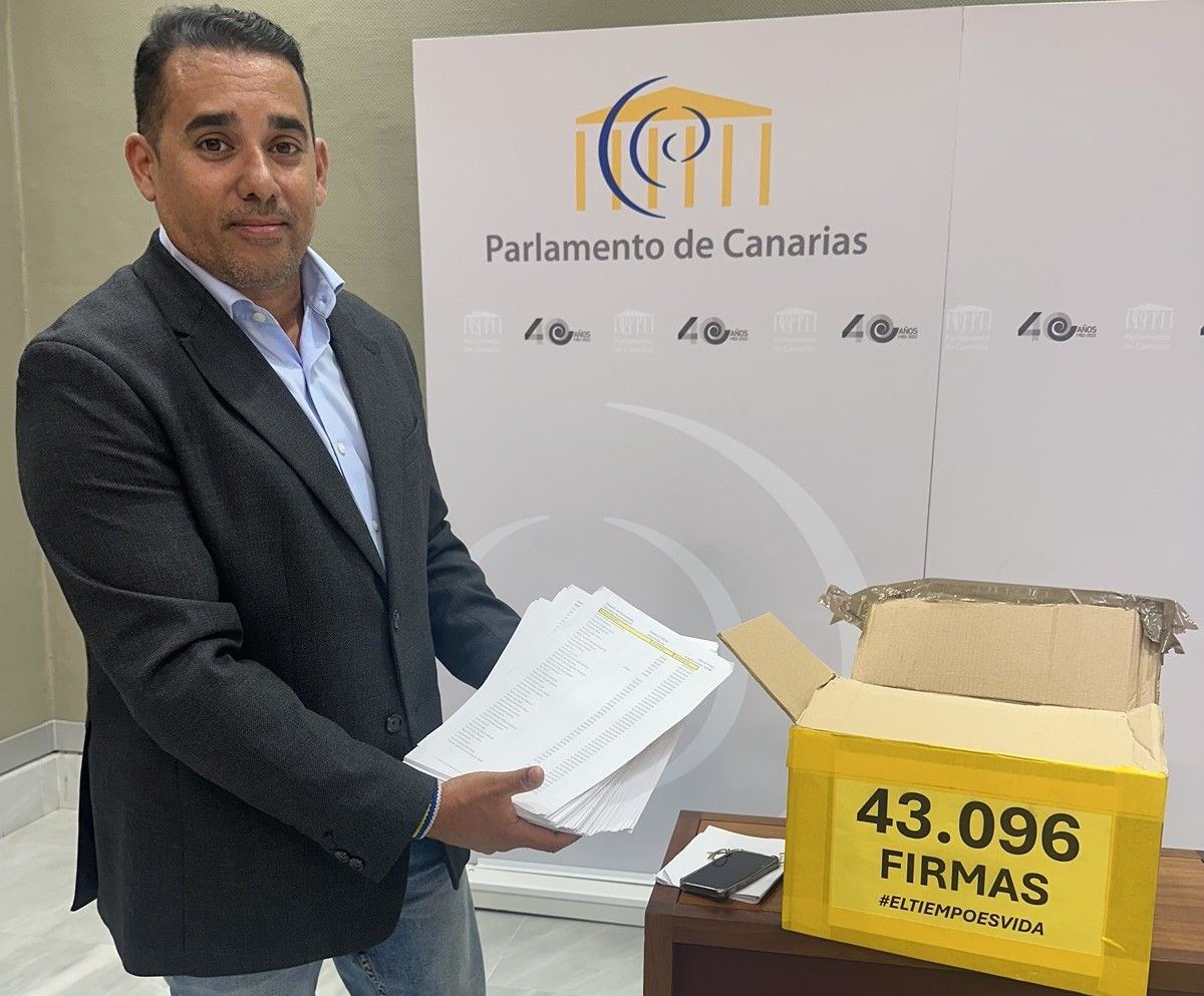Yone Caraballo de Nueva Canarias con las firmas de la plataforma Change.org