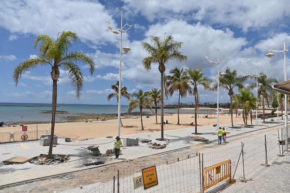 El alcalde de Arrecife visitando la zona de obras junto al Reducto