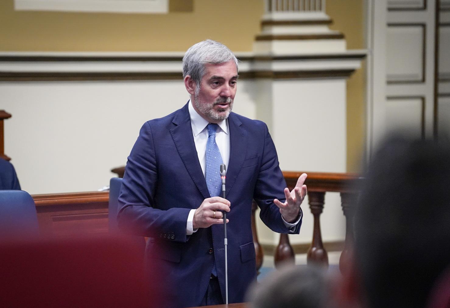 El presidente del Gobierno de Canarias, Fernando Clavijo, en el Parlamento. Foto: Gobierno de Canarias.