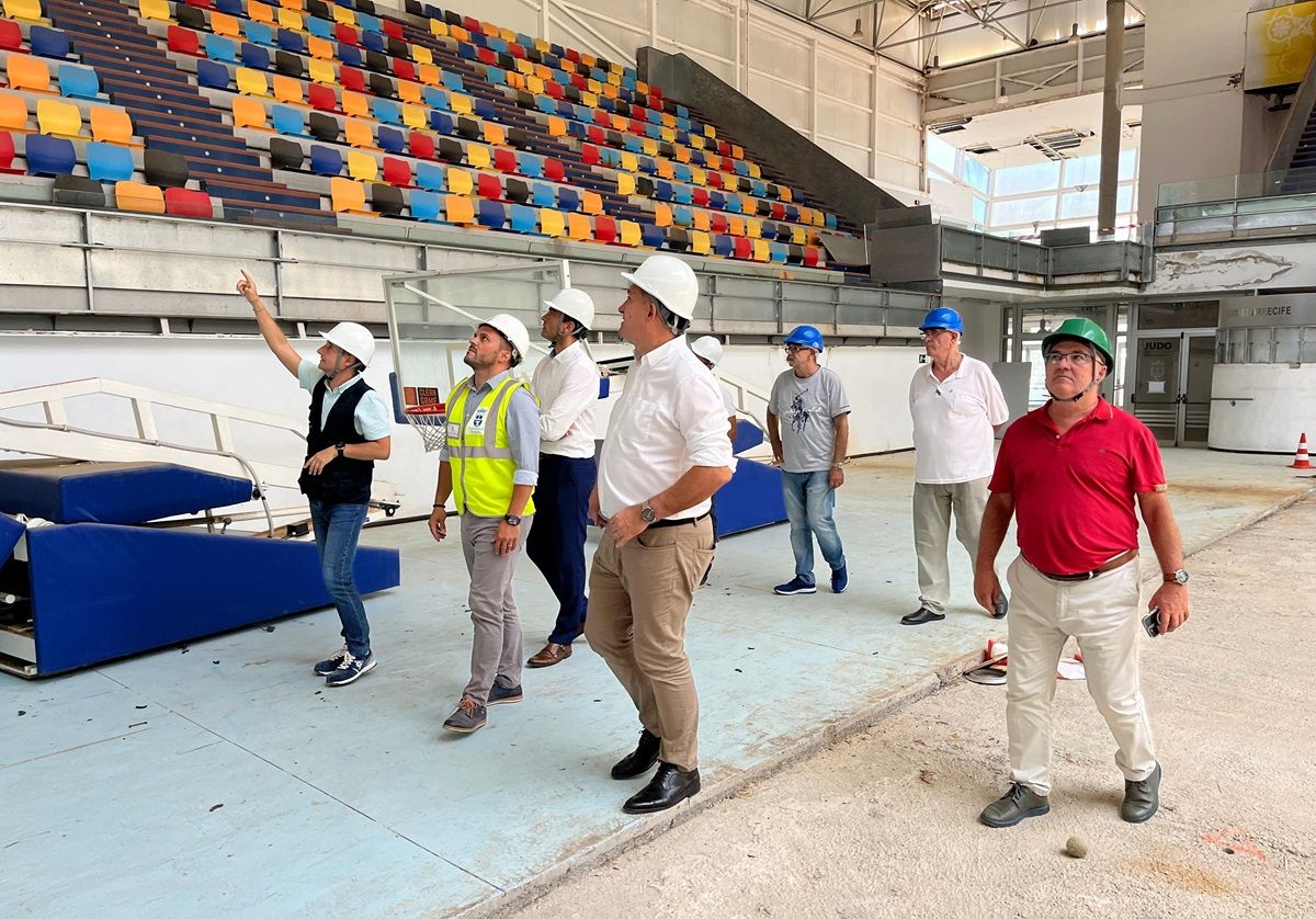 Visita de representantes vecinales de Argana Alta a las obras del Pabellón de Argana, que posibilitarán la legalización y reapertura al público. El técnico ofrece detalles de las obras 