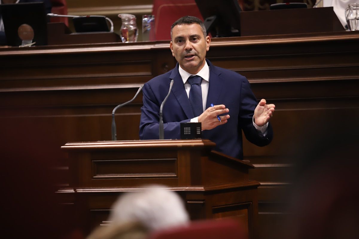 Oswaldo Betancort en sesión plenaria en el Parlamento de Canarias