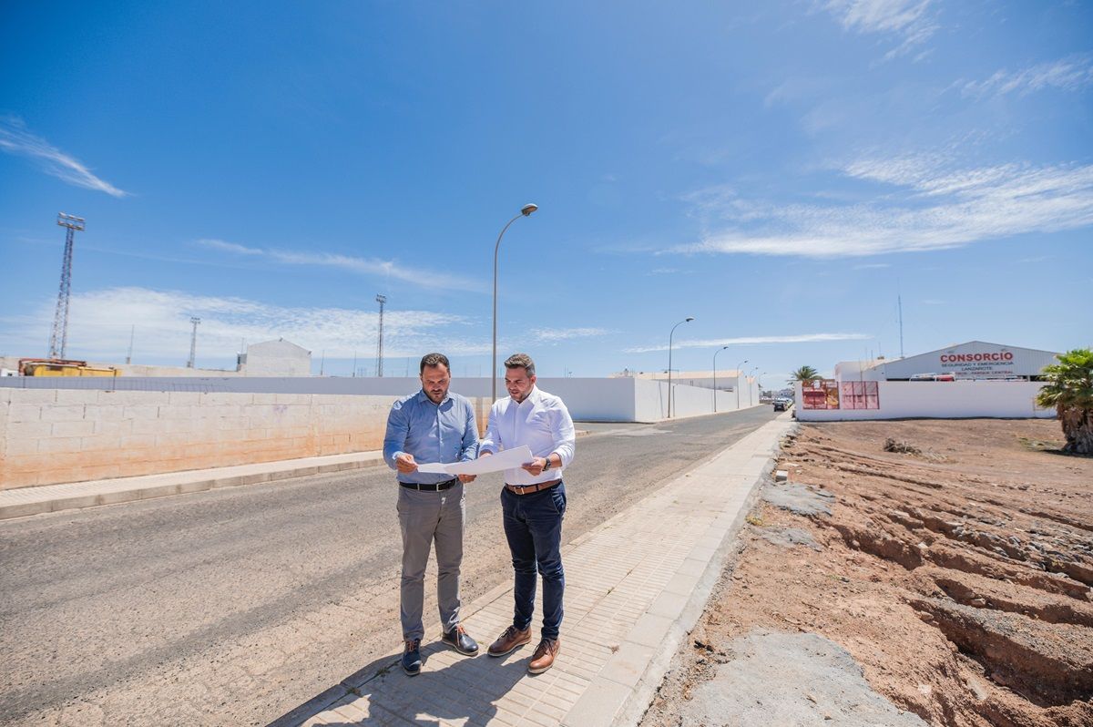 Yonathan de León y Jacobo Medina junto a la parcela donde se construirá la nueva instalación deportiva de Argana Alta