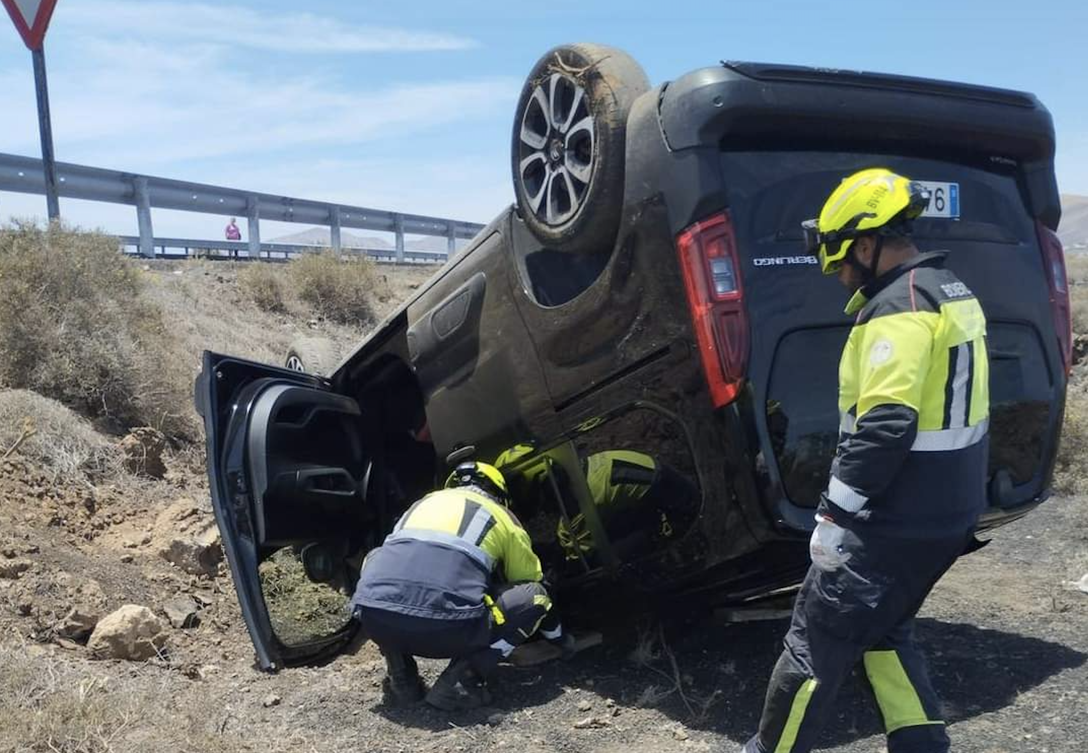 Vuelca con su vehículo en Tías