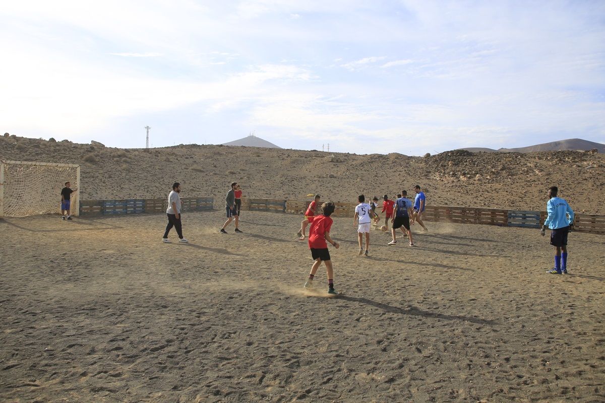  Los niños y niñas de Argana Alta jugando en la cancha deportiva del barrio (Foto: Juan Mateos)