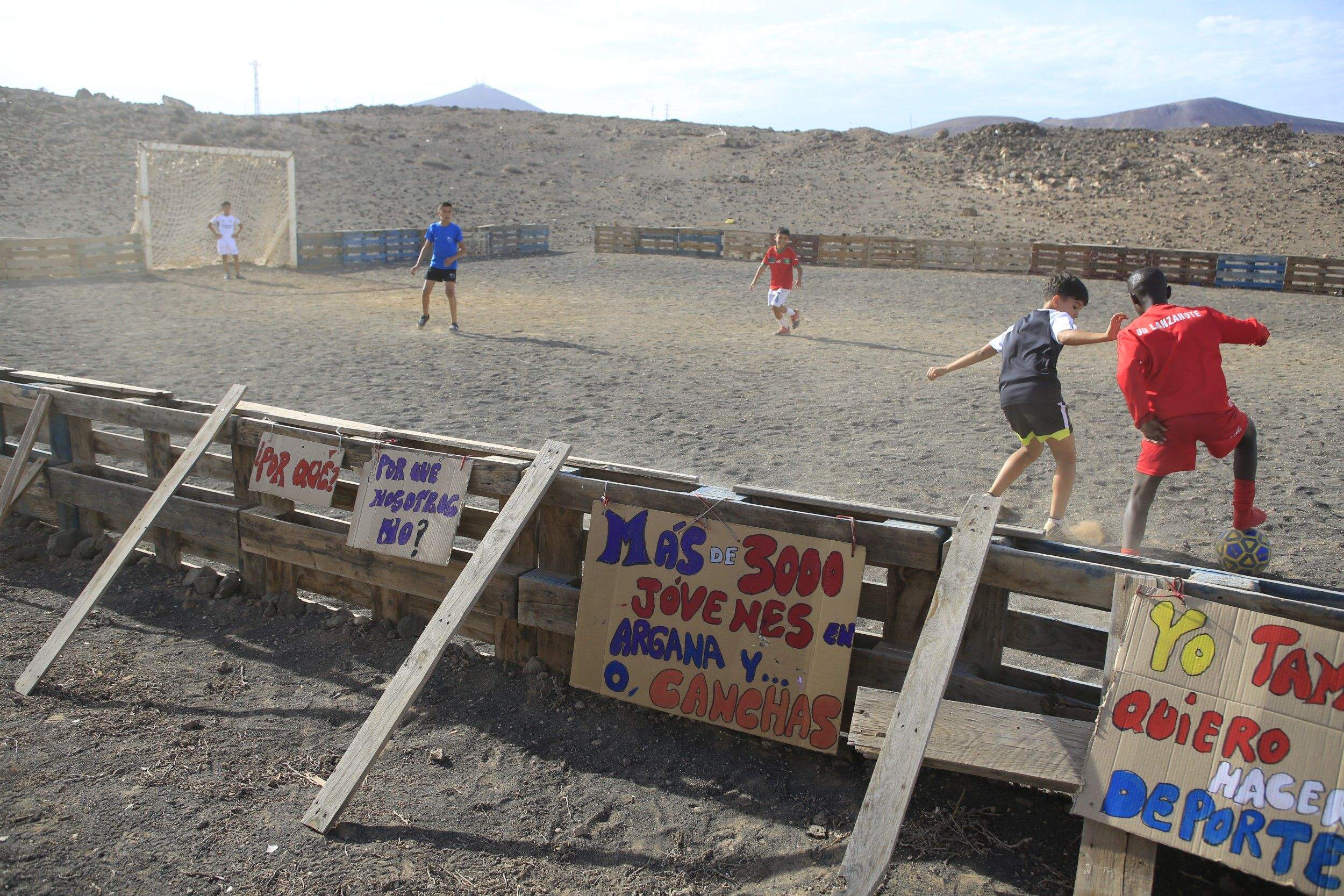 Protesta por la falta de una cancha deportiva en Argana Alta (Fotos: Juan Mateos)