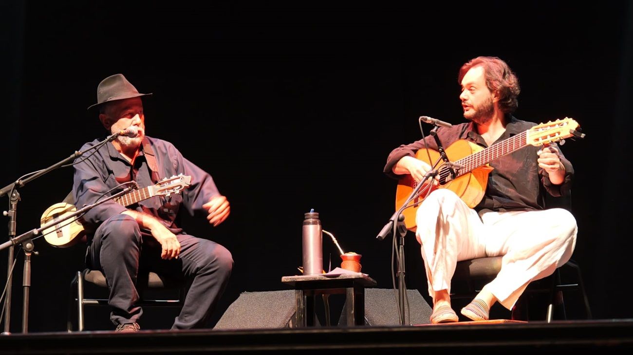 El dúo de cantantes Yamandu Costa y Domingo El Colorao, en su concierto en Arrecife