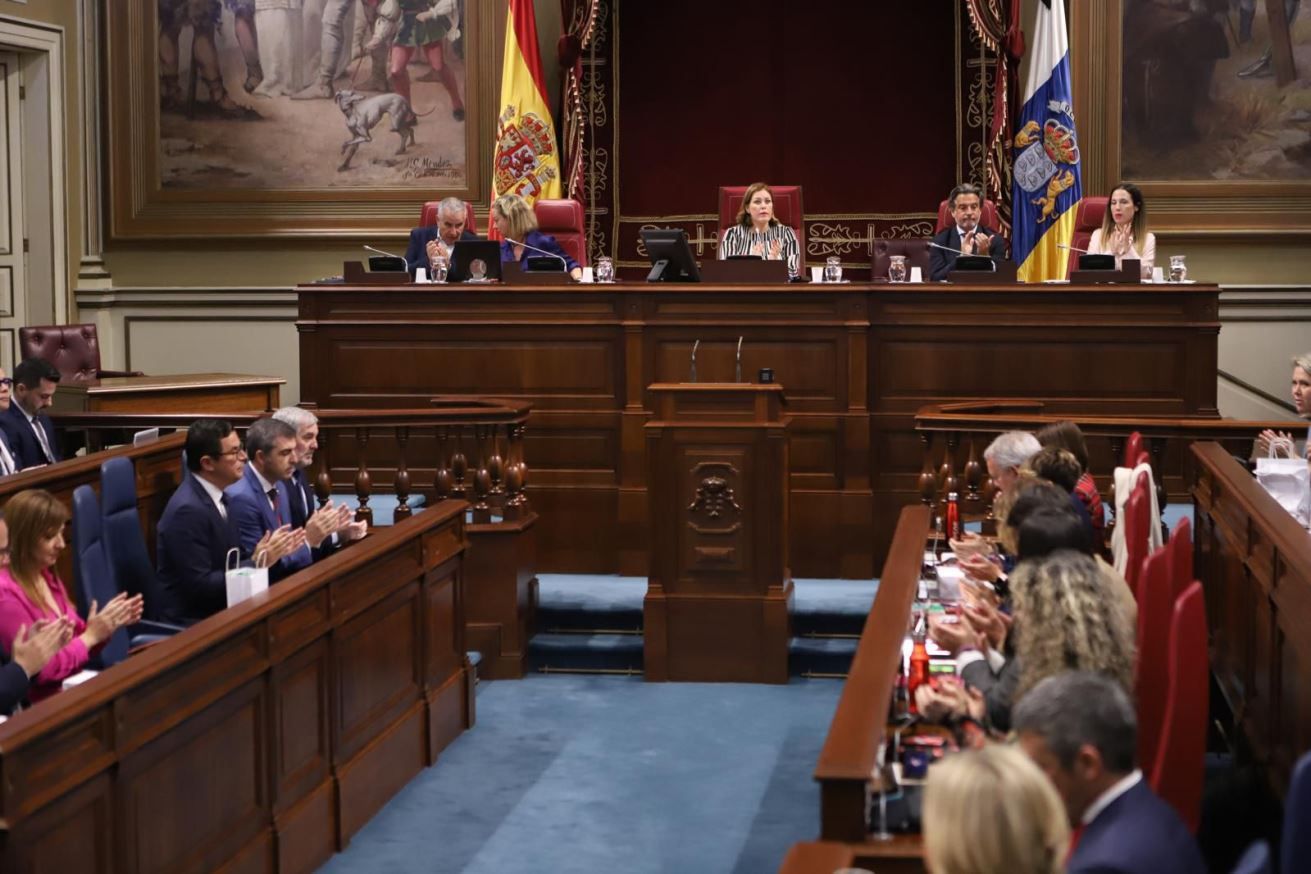 Los diputados durante un pleno en el Parlamento de Canarias