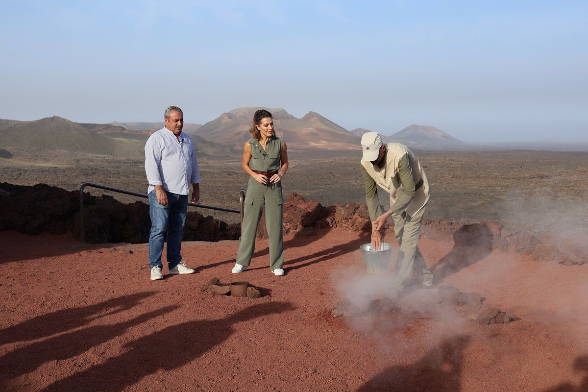 Ángeles Blanco acompañada de Ángel Vázquez en Timanfaya para Planes Cuatro