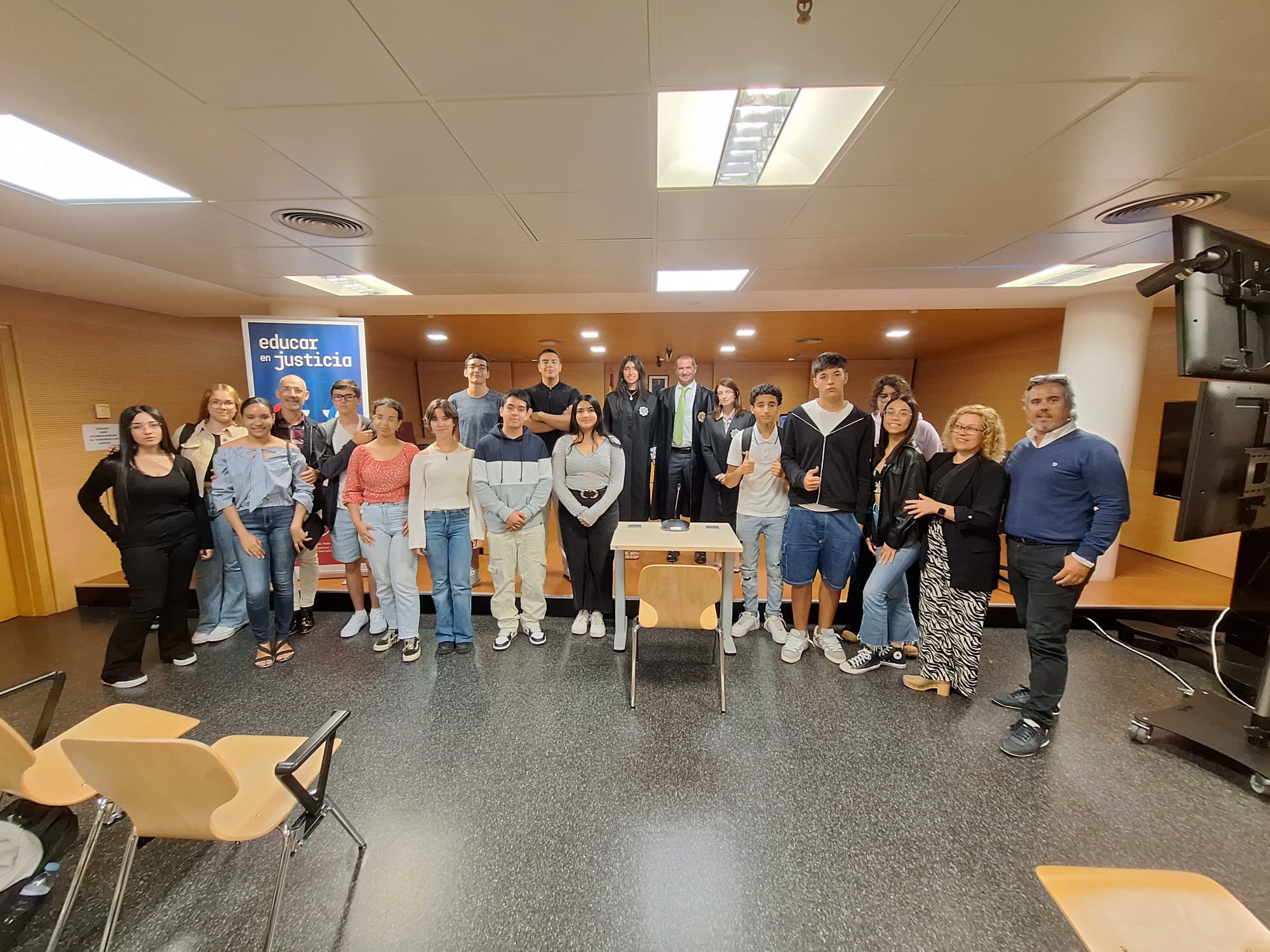 Estudiantes del IES Agustín Espinosa visitan el Palacio de Justicia de Arrecife Estudiantes del IES Agustín Espinosa visitan el Palacio de Justicia de Arrecife
