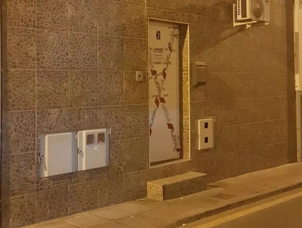 La casa precintada tras la operación policial en Arrecife  (Foto: LaProvincia)