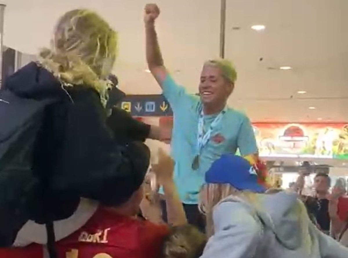 El surfista lanzaroteño tras su llegada al Aeropuerto César Manrique