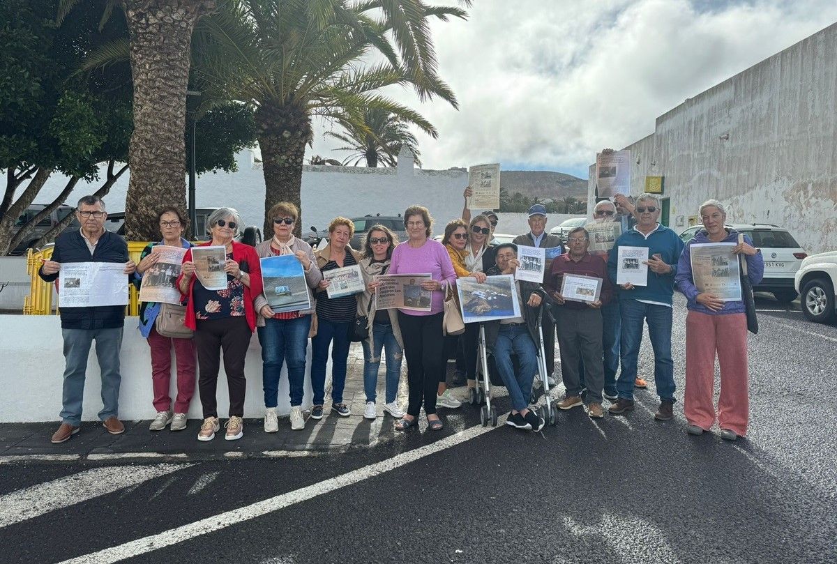 Los vecinos de Los Ancones manifestándose a las puerta del Ayuntamiento de Teguise 