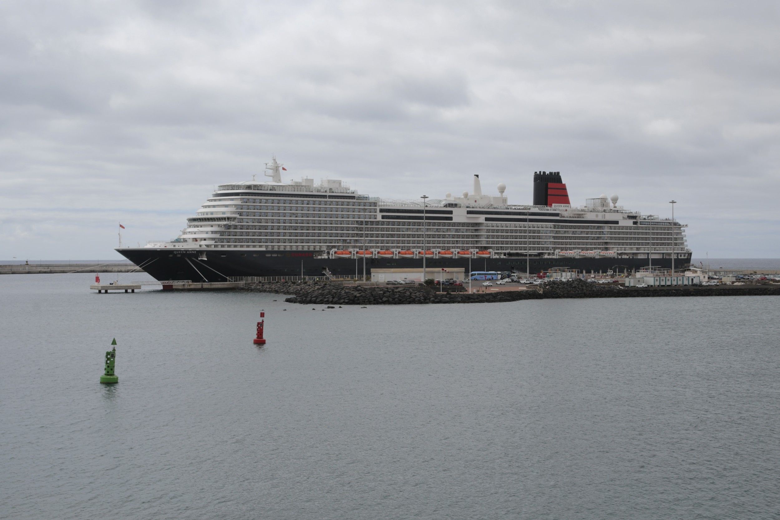 Cielos nublados y un crucero en el puerto de Arrecife. Foto: Juan Mateos.