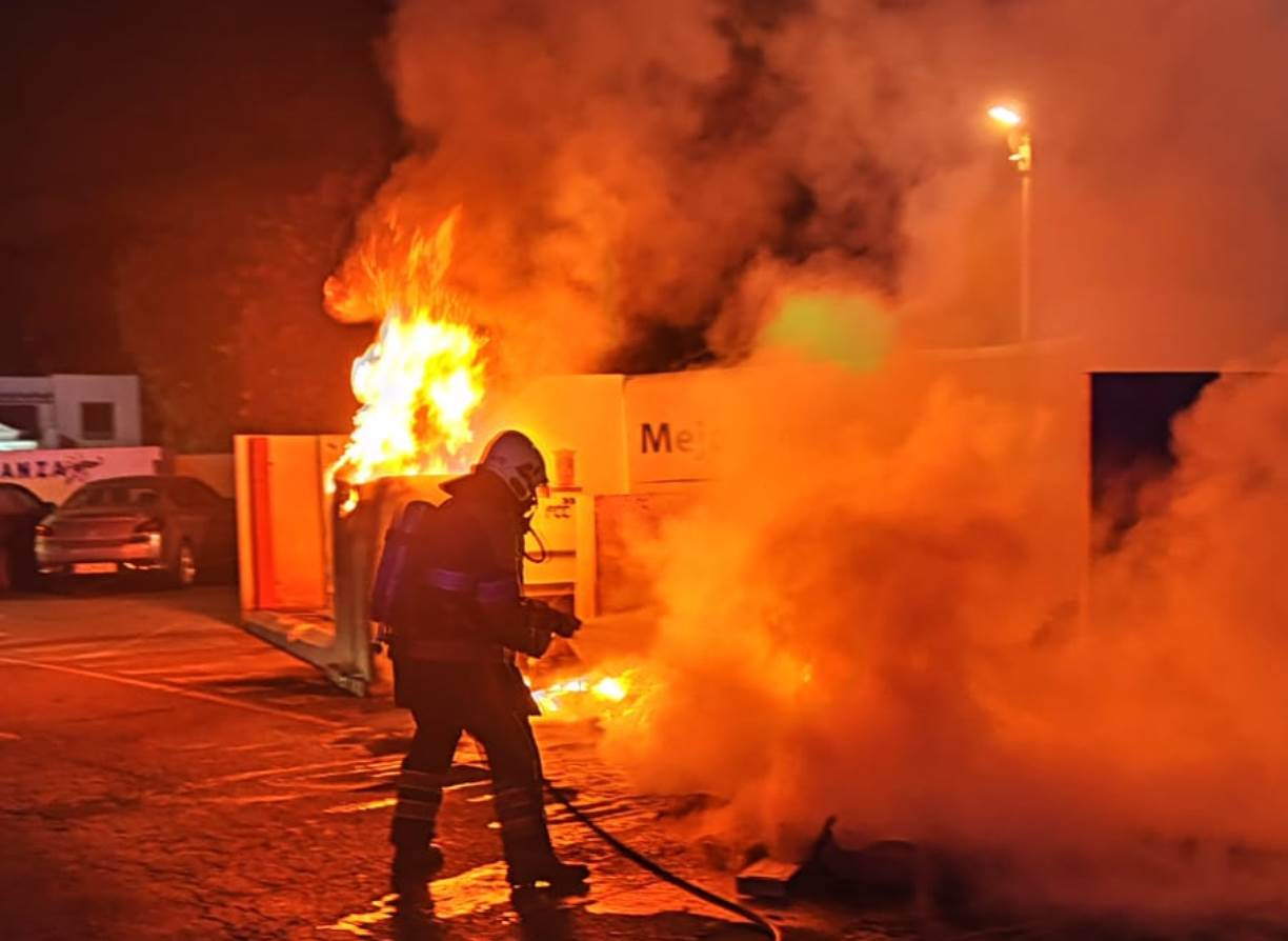 Incendio contenedores en Puerto del Carmen 