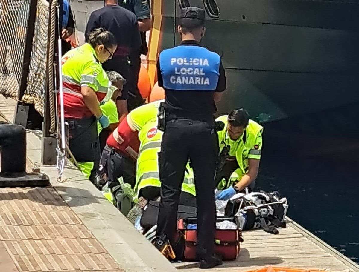 La policía local y los servicios sanitarios atendiendo al buceador en Puerto del Carmen