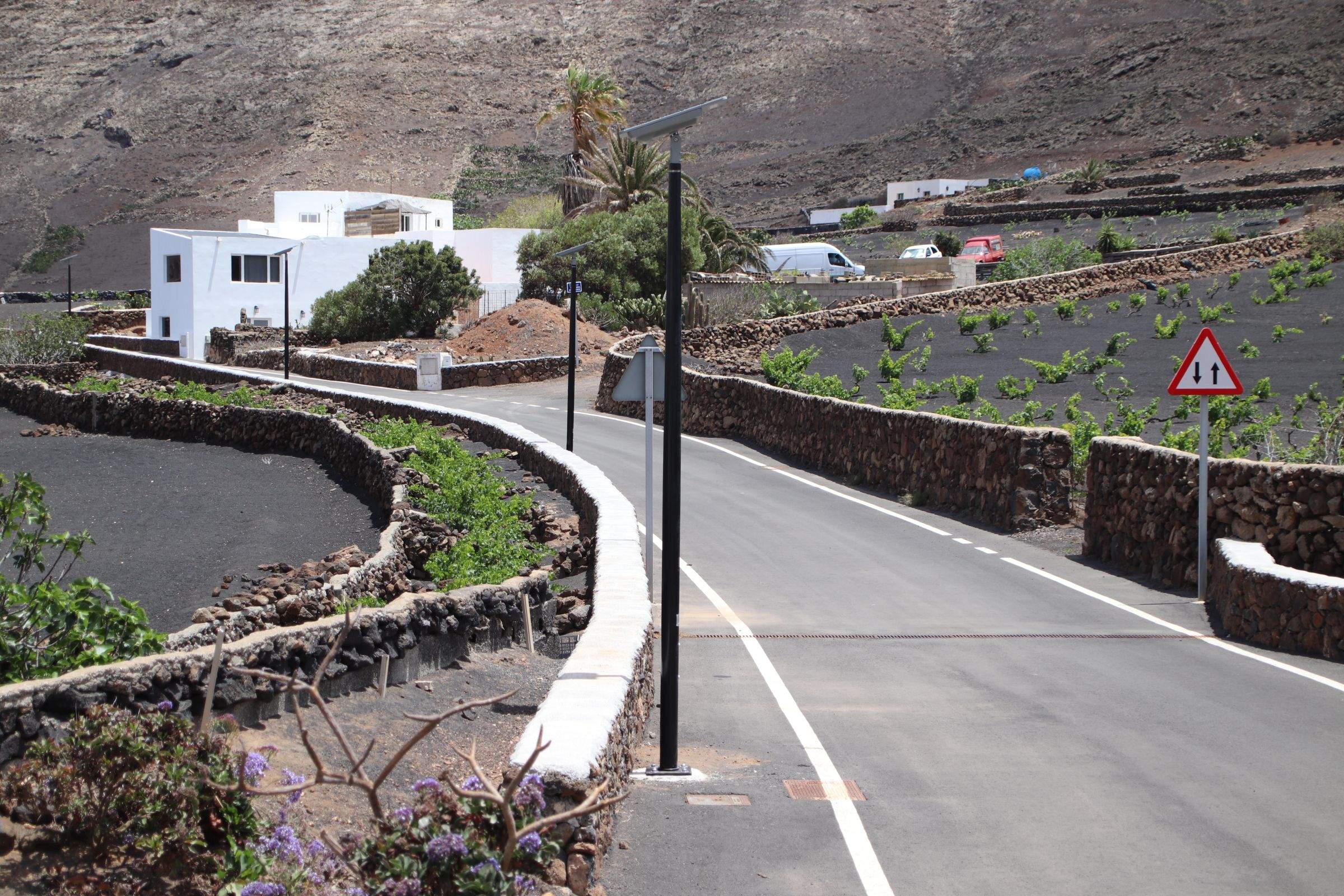 Comienza la instalación de alumbrado público solar en La Degollada