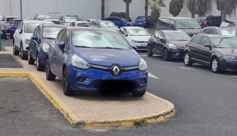 Coche multado en el Hospital Molina Orosa Coche multado en el Hospital Molina Orosa