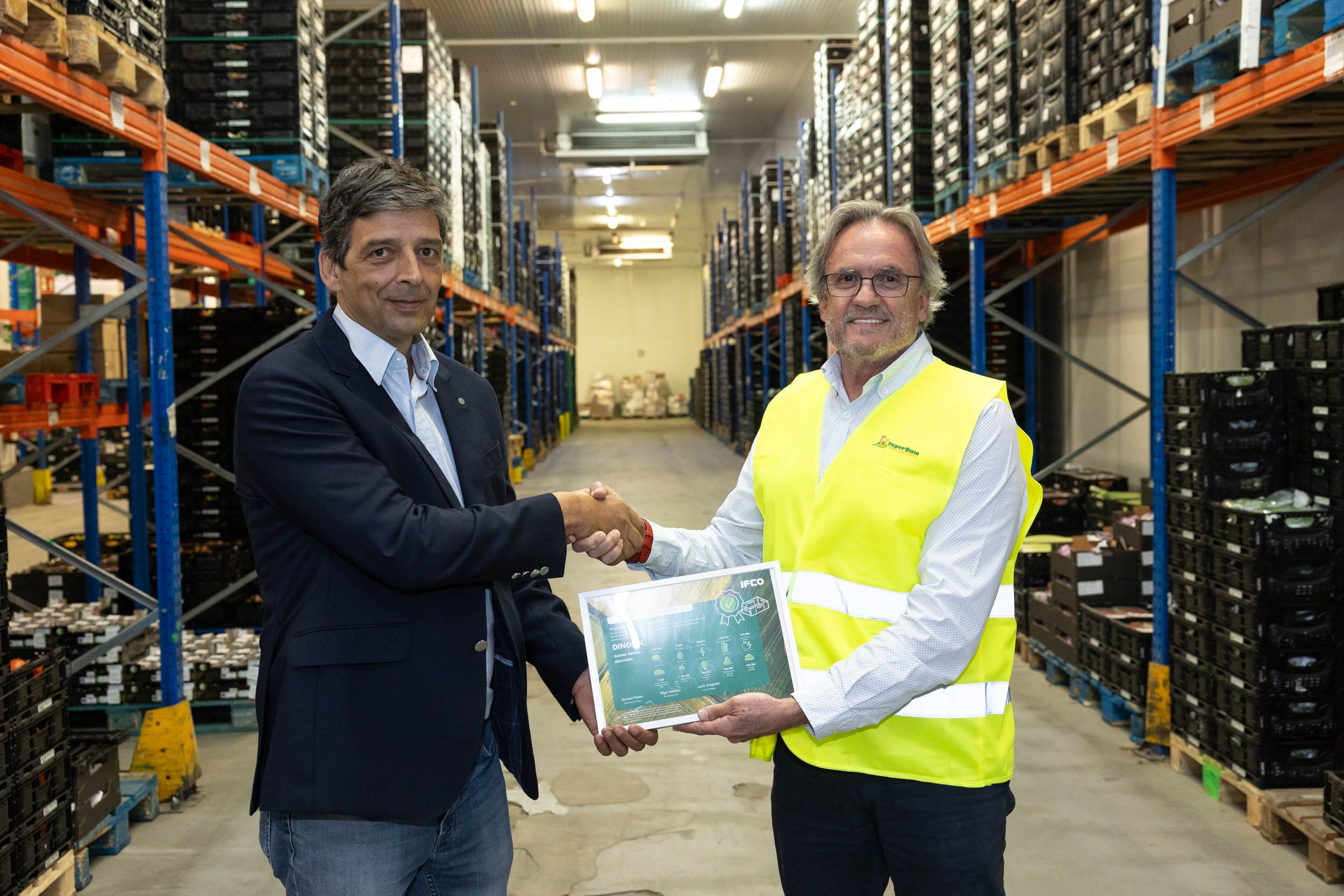 José Manuel Poblador, director de Logística de HiperDino, y Alonso Fernández, delegado comercial de IFCO SYSTEMS