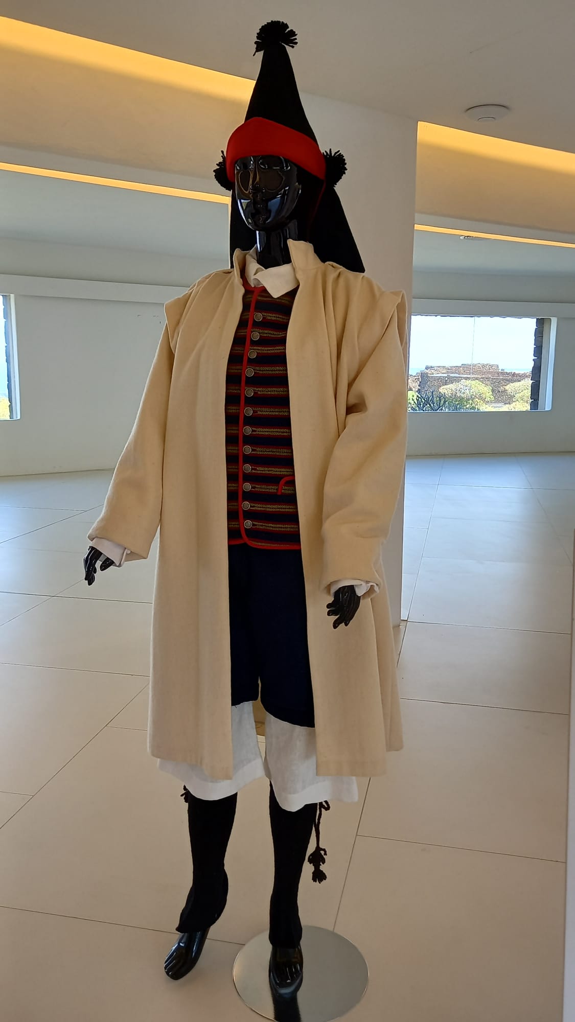 Exposición de trajes típicos en Jameos 