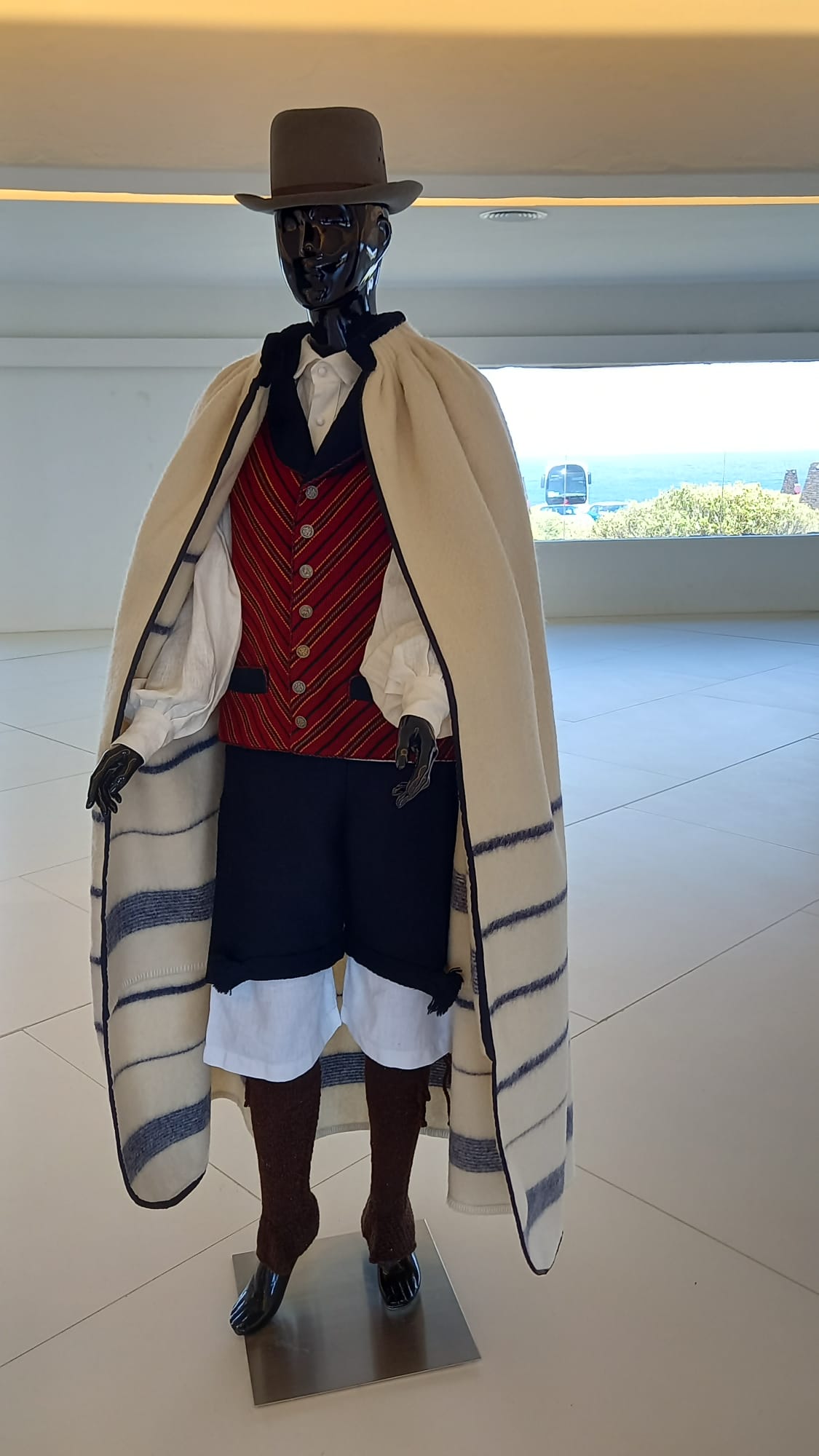 Exposición de trajes típicos en Jameos 