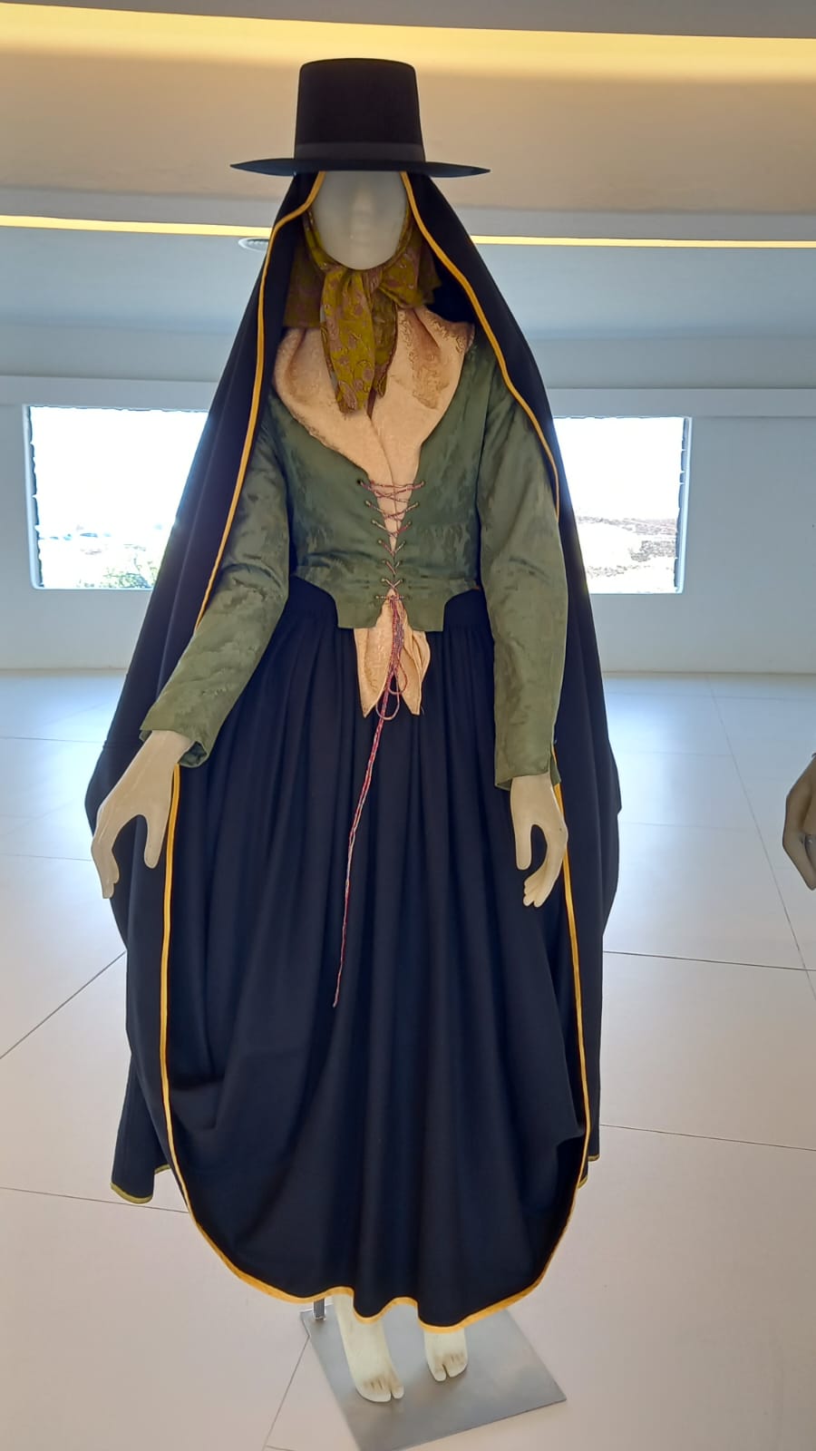 Exposición de trajes típicos en Jameos 