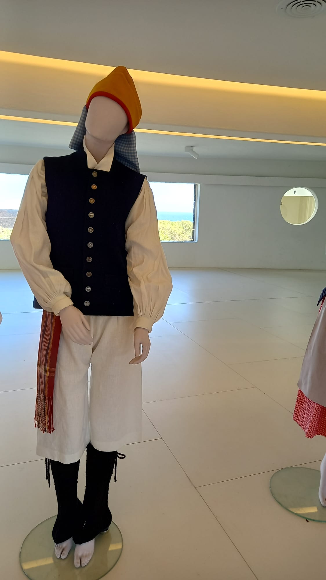 Exposición de trajes típicos en Jameos 
