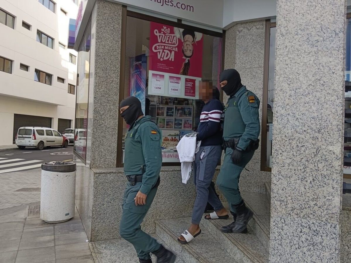 El detenido saliendo de la vivienda en Arrecife (Foto: Eider Pascual)