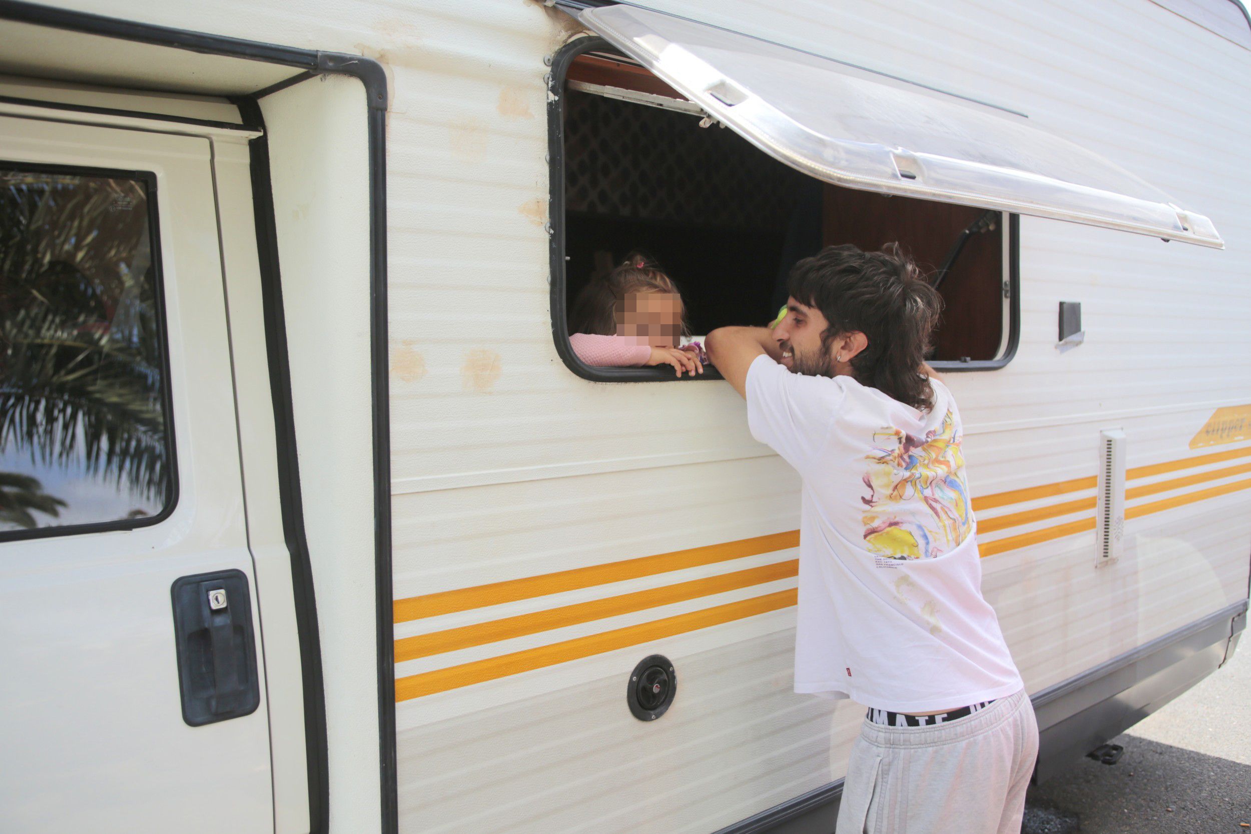 Luca with his daughter in a caravan in Costa Teguise. Photo: Juan Mateos.