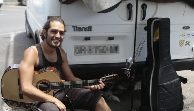Francisco Jiménez next to his van in the parking lot of Las Cucharas. Photo: Juan Mateos.