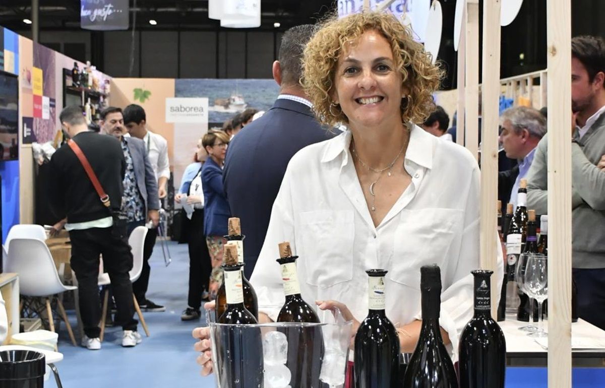 Ana de León, gerente de Bodegas Los Bermejos, muestra sus vinos en una feria 