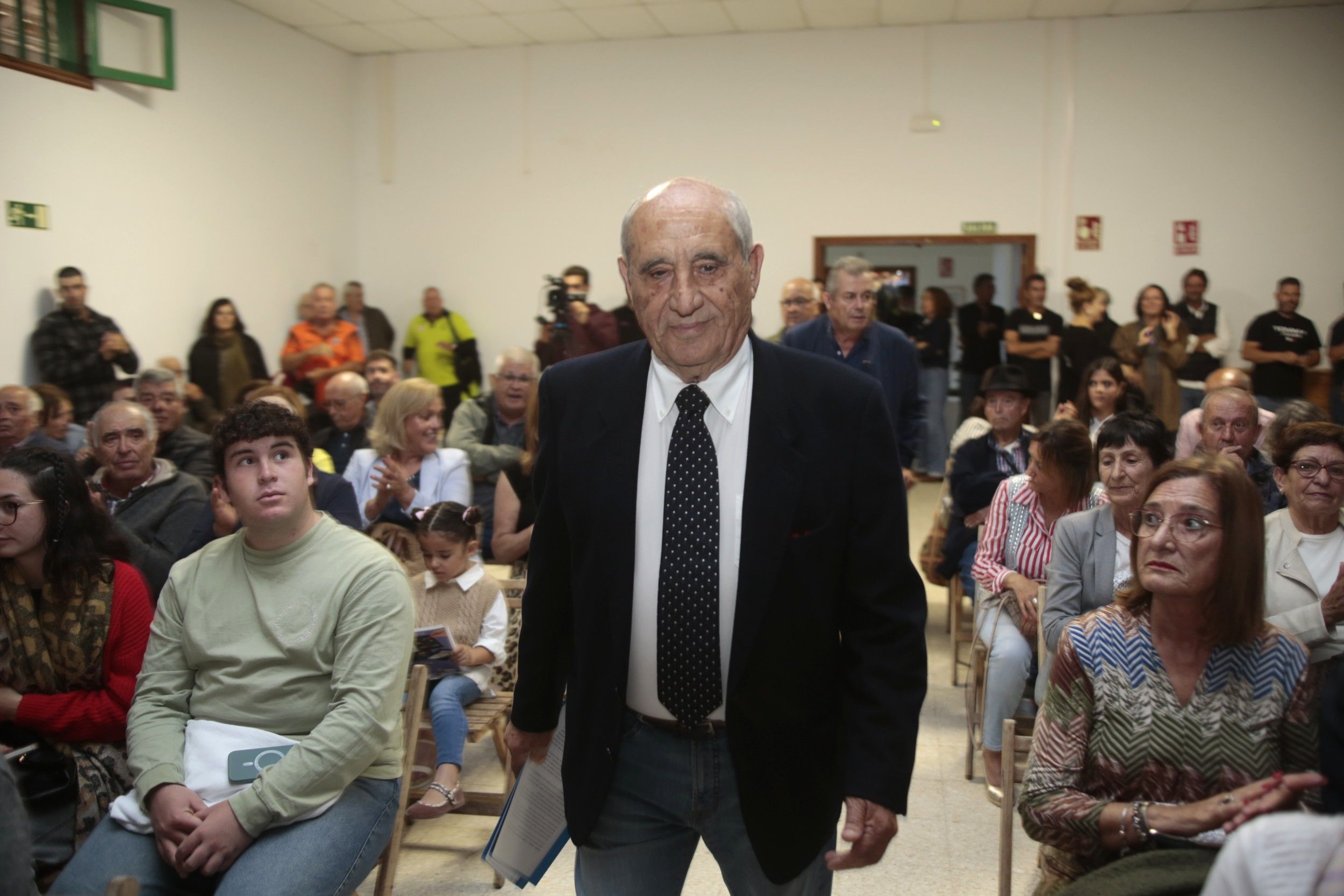 Dimas Martín dando el pregón en Los Valles. Fotos: Juan Mateos.