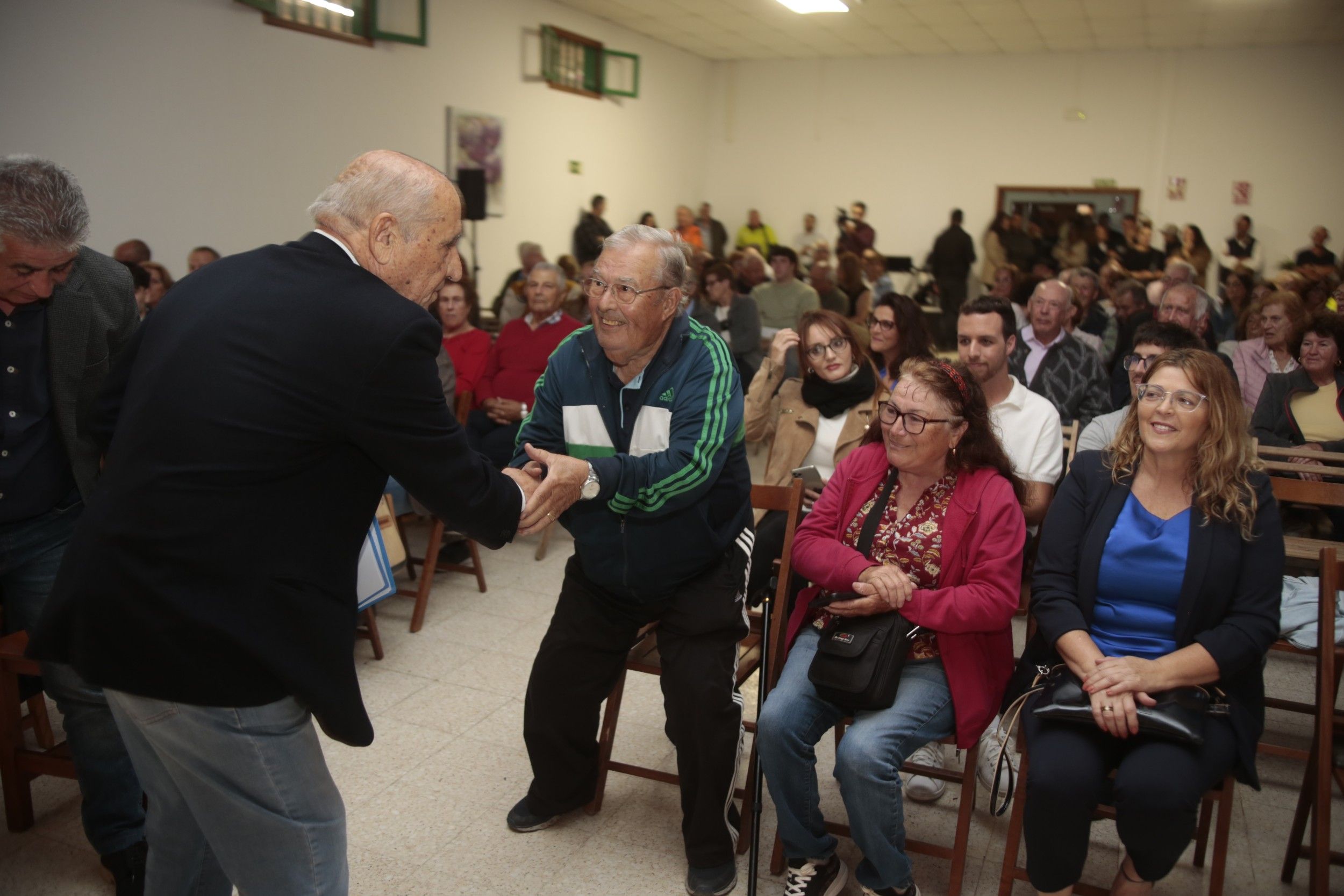 Dimas Martín dando el pregón en Los Valles. Fotos: Juan Mateos.