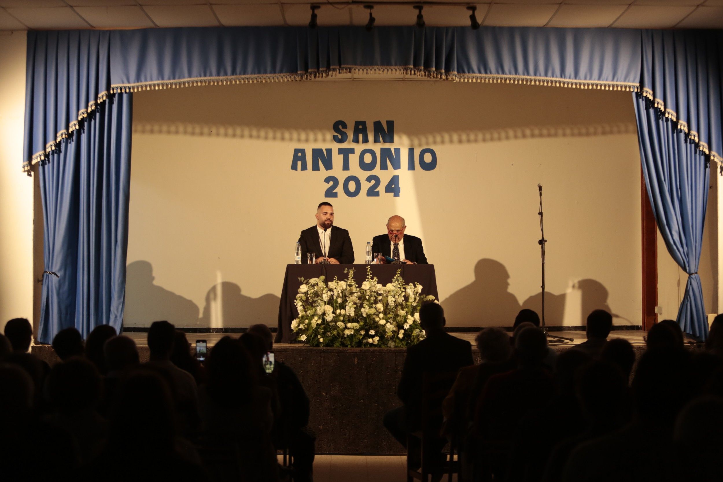 Dimas Martín dando el pregón en Los Valles. Fotos: Juan Mateos.