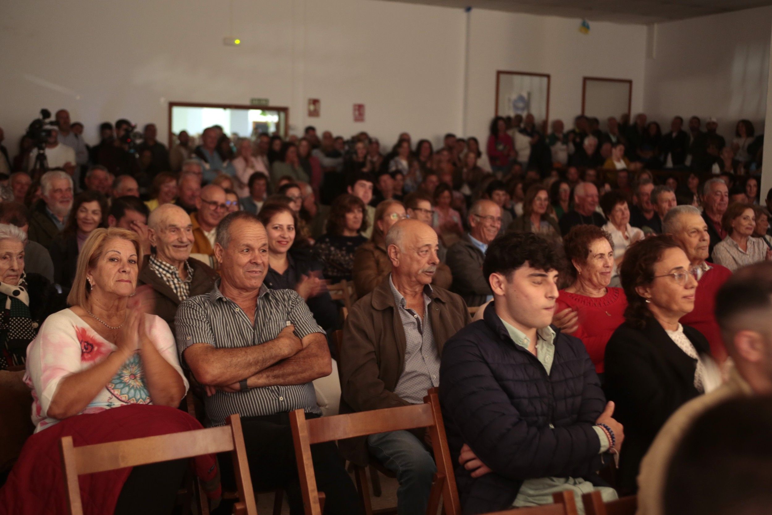 Dimas Martín dando el pregón en Los Valles. Fotos: Juan Mateos.