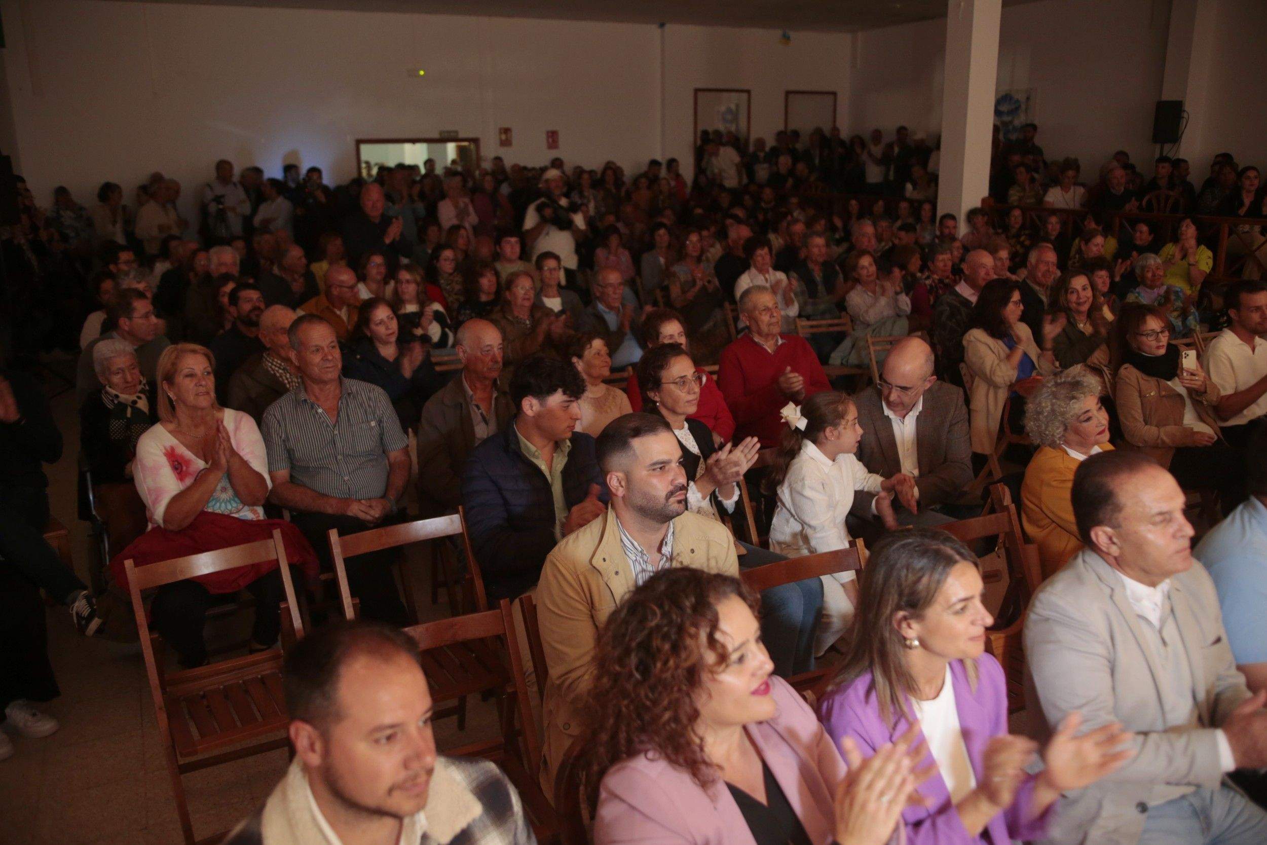 Dimas Martín dando el pregón en Los Valles. Fotos: Juan Mateos.