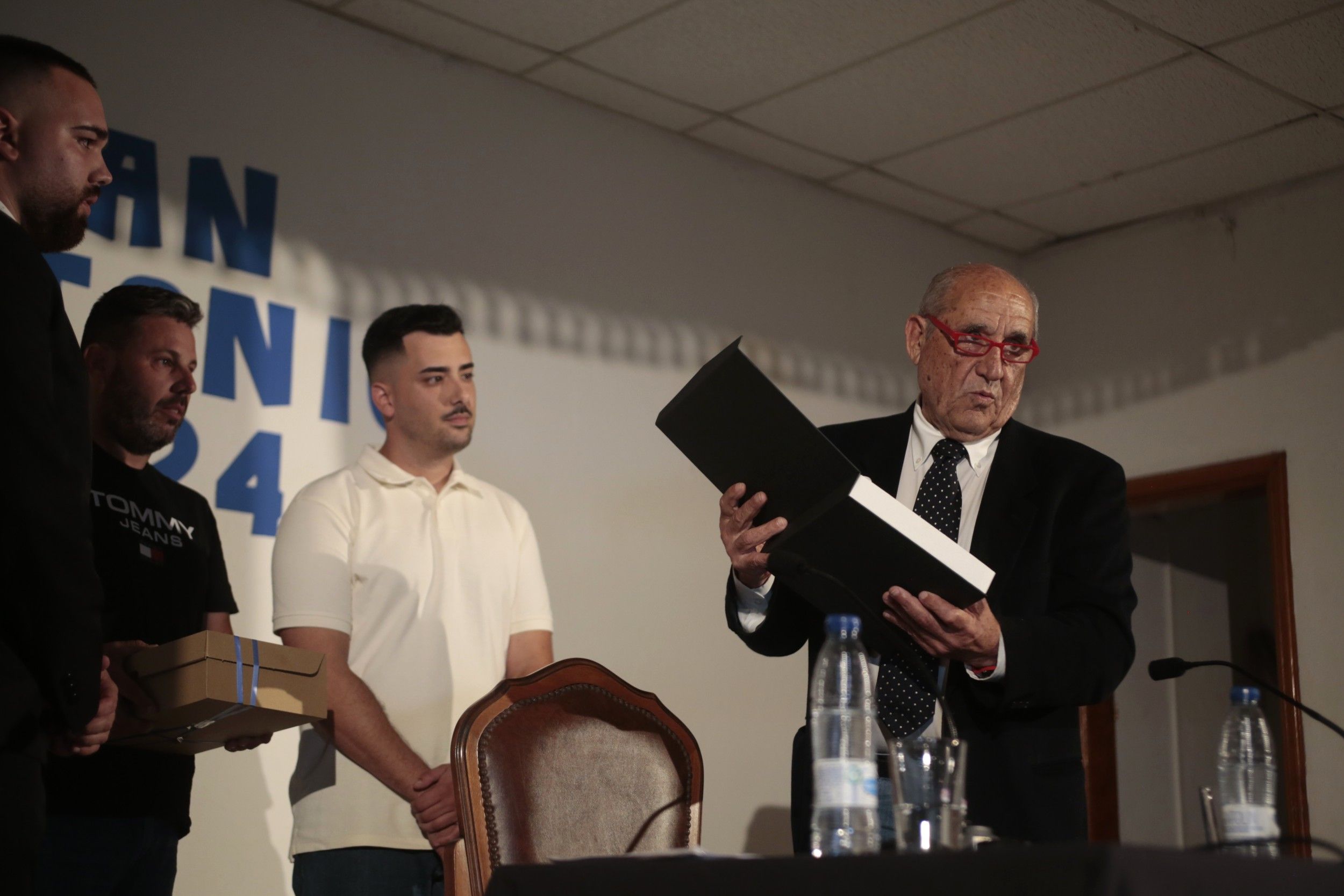 Dimas Martín dando el pregón en Los Valles. Fotos: Juan Mateos.