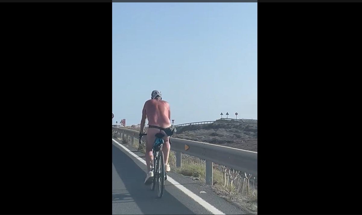 Desnudo en bicicleta por Lanzarote