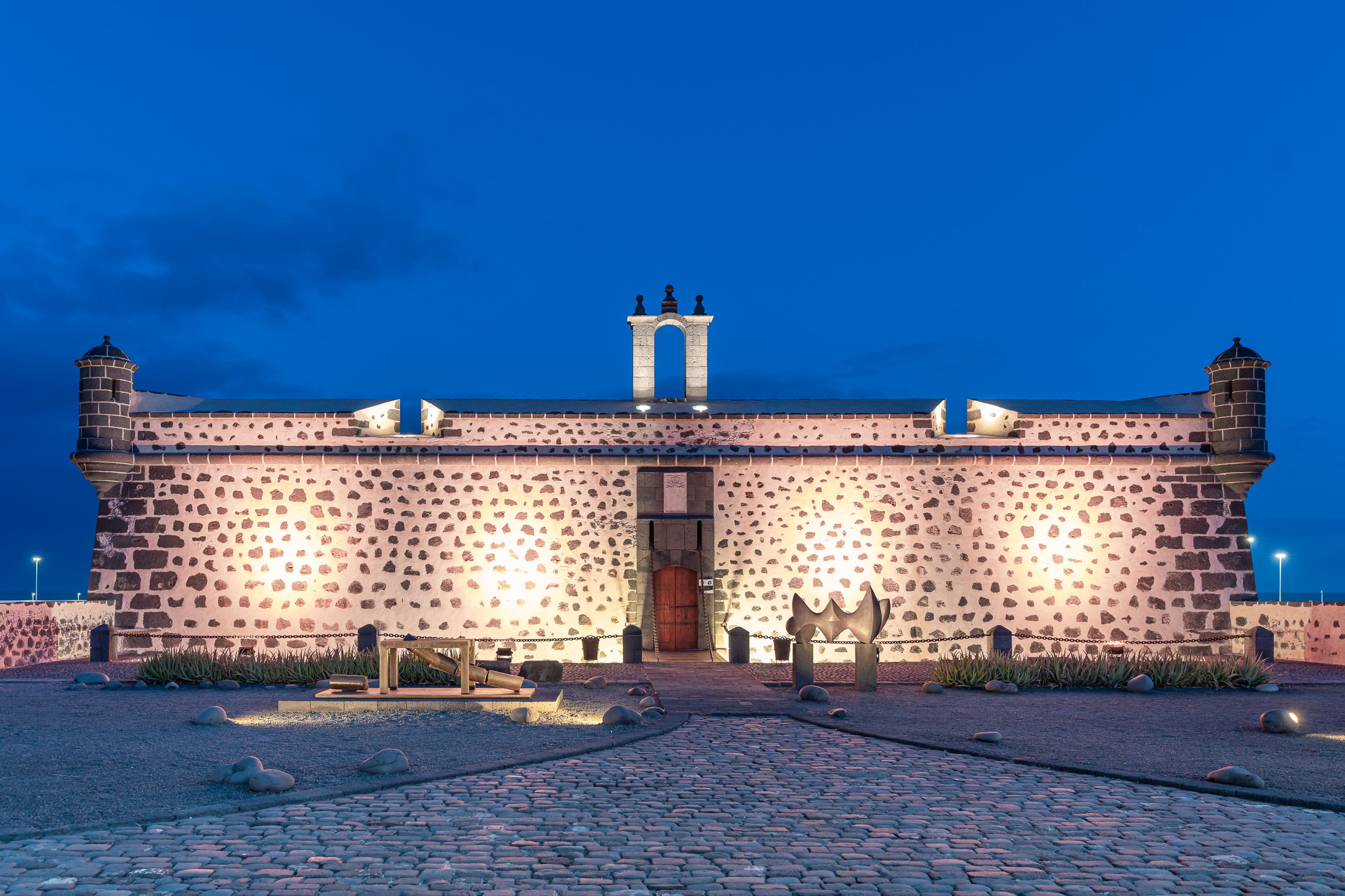 El Castillo de San José se ilumina por el Día Mundial de la Esclerosis Múltiple